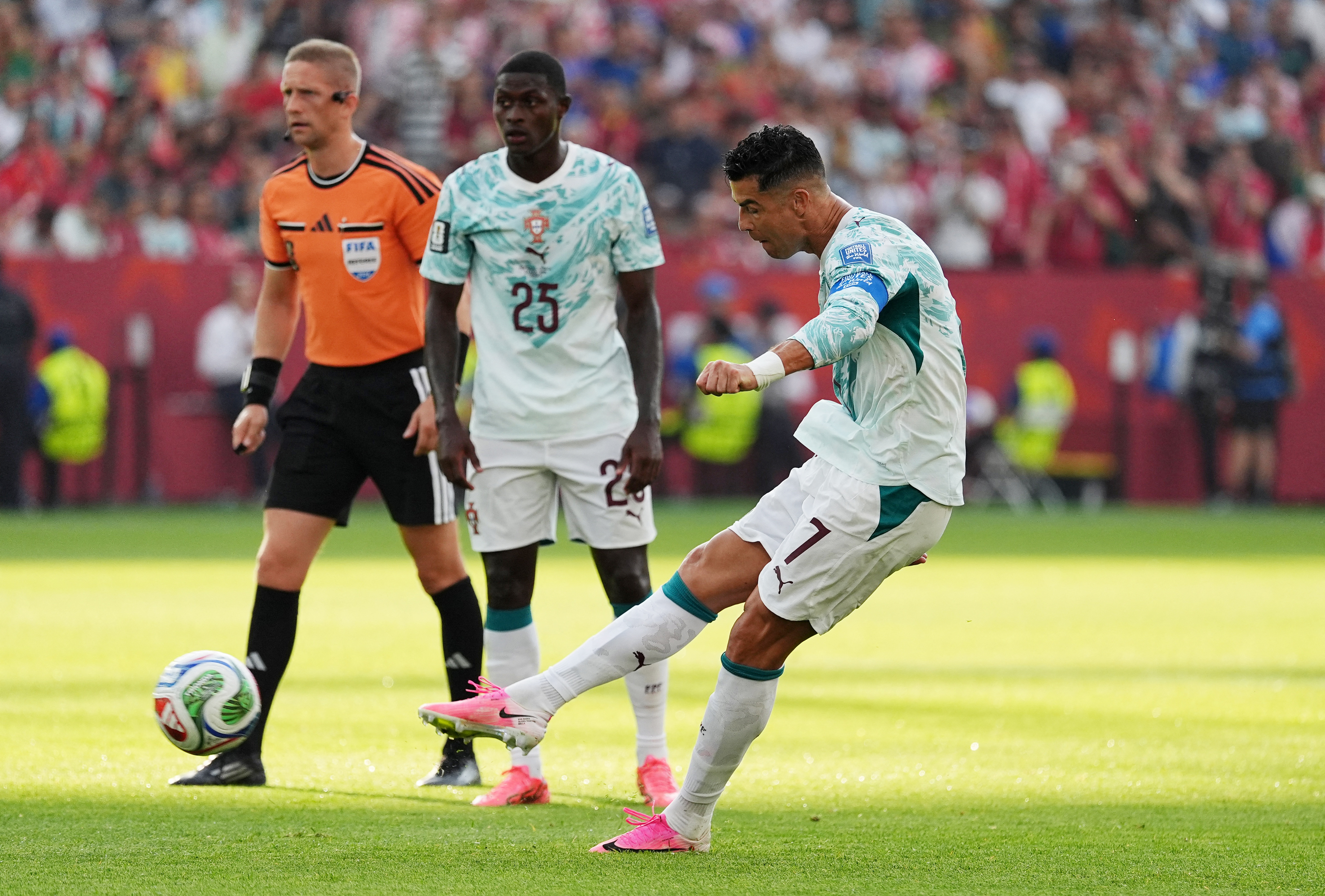 Cristiano Ronaldo de Portugal dispara de tiro libre. Foto: Reuters